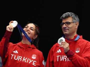 Ilayda Sevval y Yusuf Dikec posan con sus medallas de plata
