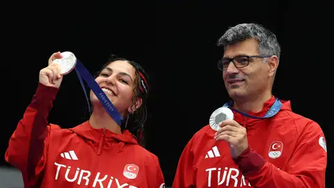 Ilayda Sevval y Yusuf Dikec posan con sus medallas de plata Ilayda Sevval y Yusuf Dikec posan con sus medallas de plata
