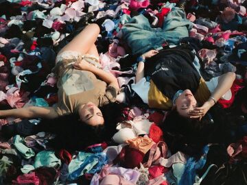 Miniatura del videoclip de Charli XCX y Billie Eilish 