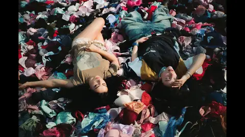 Miniatura del videoclip de Charli XCX y Billie Eilish Miniatura del videoclip de Charli XCX y Billie Eilish