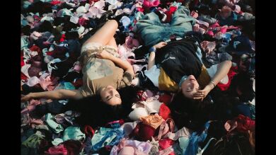 Charli XCX y Billie Eilish sorprenden a todo el mundo con el remix de Guess