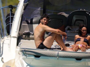 Sebasti&aacute;n Yatra y Aitana disfrutando de un d&iacute;a en barco