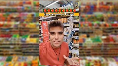 Dos tiktokers alucinan con el tamaño de los productos de un supermercado de Portugal