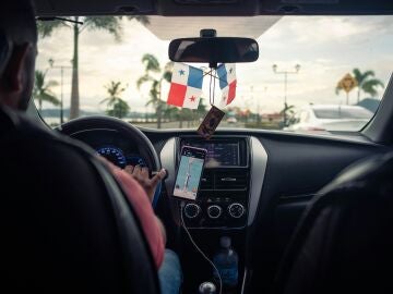 Un hombre conduciendo un coche o taxi