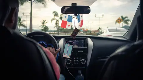 Un hombre conduciendo un coche o taxi Un hombre conduciendo un coche o taxi