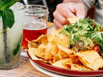 Nachos con guacamole y refrescos