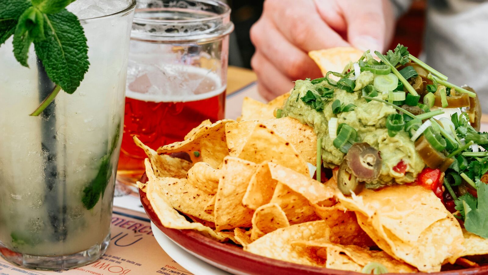 Pide nachos en su primera cita y termina siendo la peor decisión de su vida (y los audios de después son puro oro)