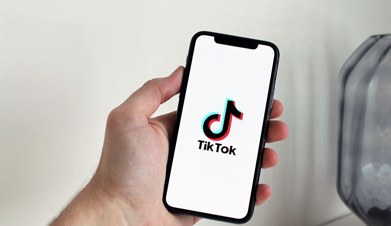 Imagen de un m&oacute;vil usando TikTok 