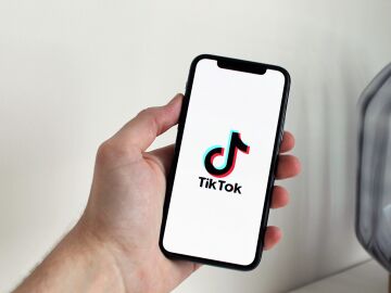 Imagen de un m&oacute;vil usando TikTok 