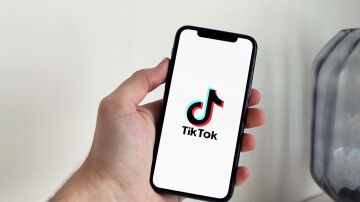 Imagen de un m&oacute;vil usando TikTok 
