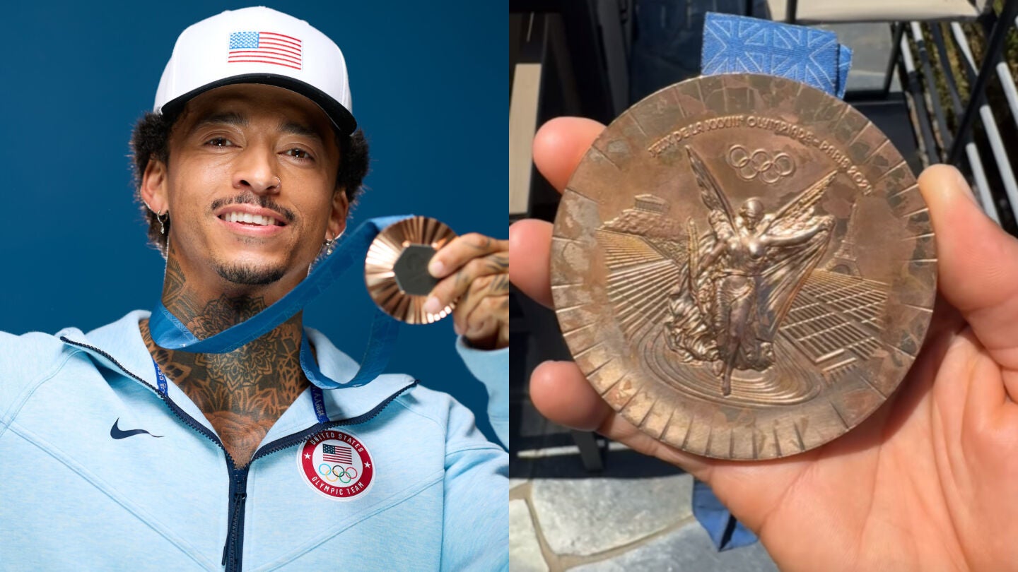 El skater Nyjah Huston muestra el estado de su medalla en los Juegos Ol&iacute;mpicos de Par&iacute;s