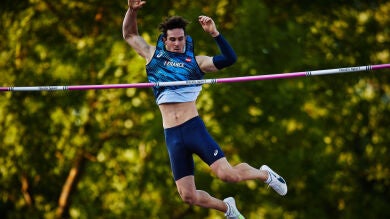 Anthony Ammirati, el atleta que tiró el listón de la pértiga con el pene, recibe una oferta para trabajar en el porno