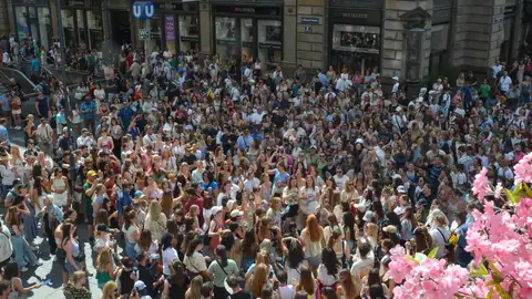 Decenas de seguidores de la estrella estadounidense se reunieron en el centro de la capital austríaca Decenas de seguidores de la estrella estadounidense se reunieron en el centro de la capital austríaca