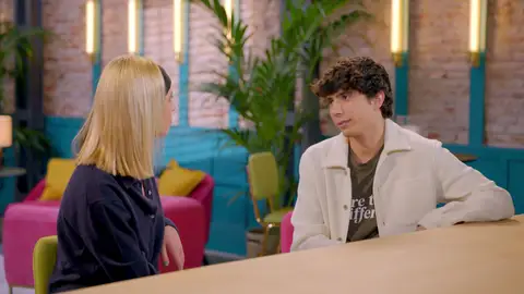 La pija y la quinqui debaten sobre vivir con sus parejas o sus madres La pija y la quinqui debaten sobre vivir con sus parejas o sus madres