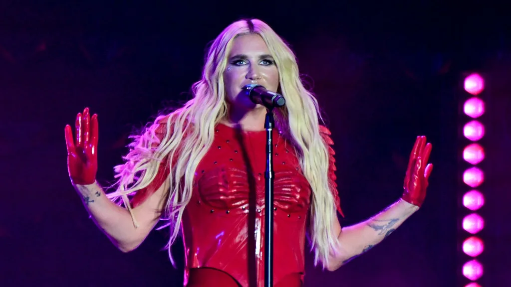 Kesha durante un concierto en 2024 Kesha durante un concierto en 2024
