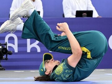 La australiana Rachel Gunn, conocida como Raygun, durante su participaci&oacute;n en breakdance en los Juegos Ol&iacute;mpicos de Par&iacute;s
