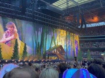 Taylor Swift durante un concierto un Wembley
