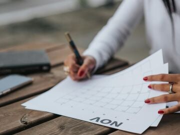 Imagen de una mujer con un calendario
