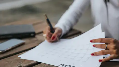 Imagen de una mujer con un calendario Imagen de una mujer con un calendario