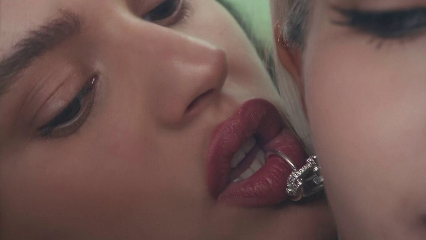 Imagen del videoclip de Rosal&iacute;a y Lisa