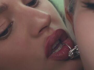 Imagen del videoclip de Rosal&iacute;a y Lisa