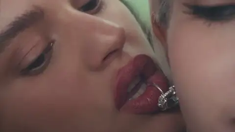 Imagen del videoclip de Rosalía y Lisa Imagen del videoclip de Rosalía y Lisa