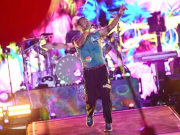 Coldplay durante su actuaci&oacute;n en Glastonbury 2024