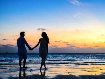 Imagen de una pareja en la playa
