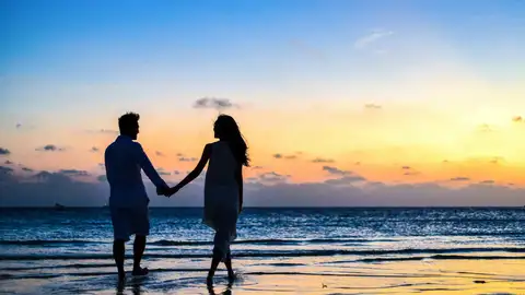 Imagen de una pareja en la playa Imagen de una pareja en la playa