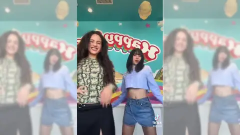 Imagen del vídeo de Rosalía y Lisa en TikTok Imagen del vídeo de Rosalía y Lisa en TikTok
