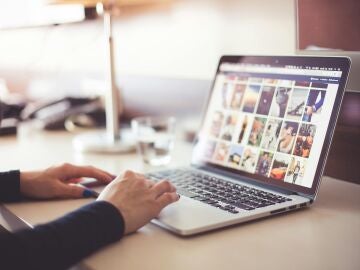 Imagen de alguien buscando en Internet