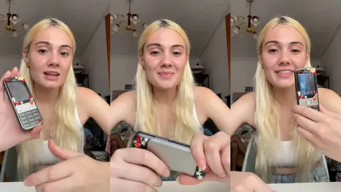 Le regala a su novia un Nokia por su cumpleaños y no se espera lo que hay dentro Foto del vídeo de tiktok.com/@luciarobson donde enseña el Nokia que le ha regalado su novio