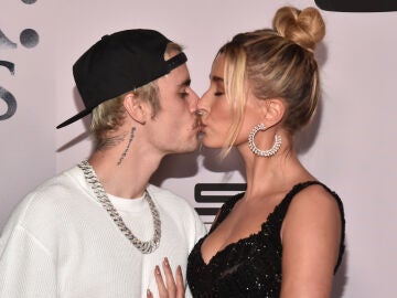 Justin Bieber y Hailey Baldwin bes&aacute;ndose