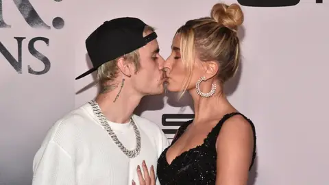 Justin Bieber y Hailey Baldwin besándose Justin Bieber y Hailey Baldwin besándose