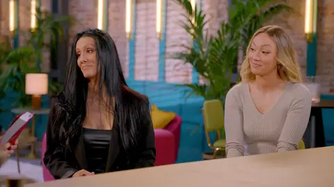 La profesión de Carla que ha dejado tiesa a Mónica, la madre de Victor La profesión de Carla que ha dejado tiesa a Mónica, la madre de Victor