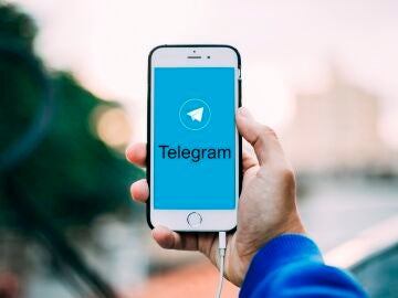 Imagen de un tel&eacute;fono m&oacute;vil usando Telegram
