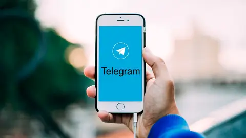 Imagen de un teléfono móvil usando Telegram Imagen de un teléfono móvil usando Telegram