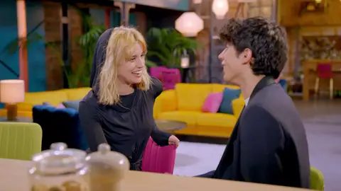 La pija y la quinqui antes de recibir a las citas de Si lo dice mi madre La pija y la quinqui antes de recibir a las citas de Si lo dice mi madre