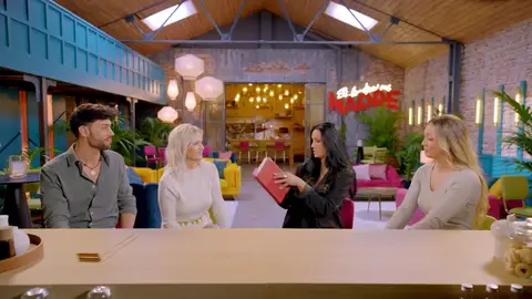 ¿Ligar por apps? Las madres confiesan: “En las redes te encuentras muchas mentiras” Las madres y sus hijos durante una cita en Si lo dice mi madre