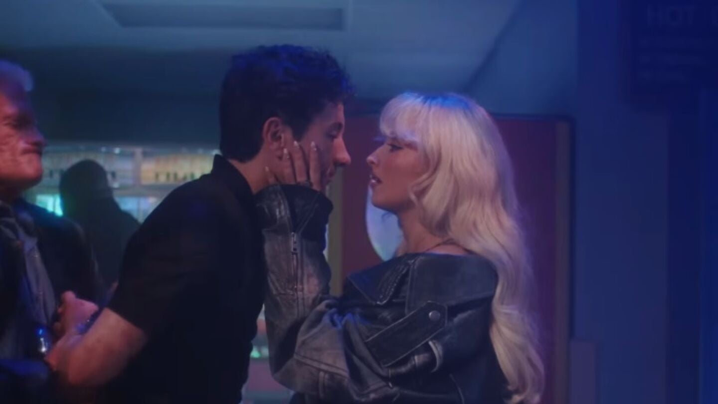 Barry Keoghan y Sabrina Carpenter en el v&iacute;deo de Please Please Please