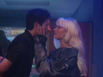 Barry Keoghan y Sabrina Carpenter en el vídeo de Please Please Please