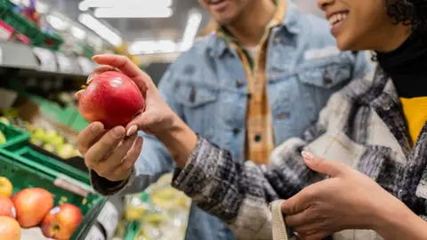 Pareja en un supermercado Pareja en un supermercado