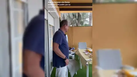 Le preparan una fiesta de cumpleaños a su padre y casi termina en tragedia Foto del vídeo de TikTok de @albagripoll en la fiesta sorpresa de su padre