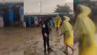 Una tormenta sorprende a un festival de Santander y no te esperas cómo un joven se intenta refugiar de ella