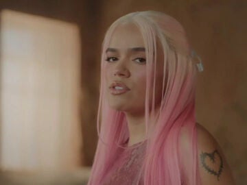 Karol G en el videoclip de Vivo Por Ella.
