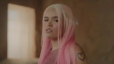Karol G en el videoclip de Vivo Por Ella. Karol G en el videoclip de Vivo Por Ella.