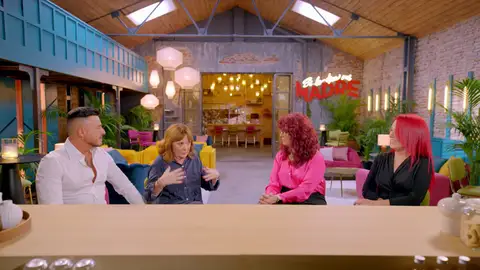 las madres y sus hijos durante una cita en el programa las madres y sus hijos durante una cita en el programa