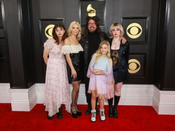  Dave Grohl, l&iacute;der de Foo Fighters, junto a su familia en los Premios Grammy 2023