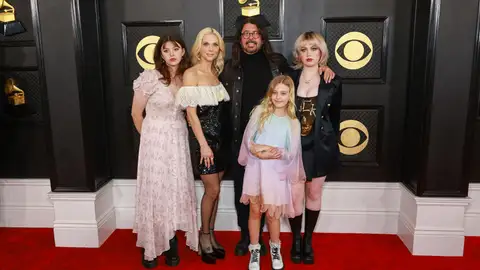 Dave Grohl, líder de Foo Fighters, junto a su familia en los Premios Grammy 2023 Dave Grohl, líder de Foo Fighters, junto a su familia en los Premios Grammy 2023