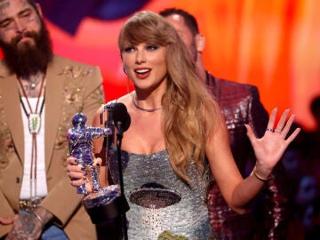Taylor Swift recibiendo el premio a mejor v&iacute;deo del a&ntilde;o